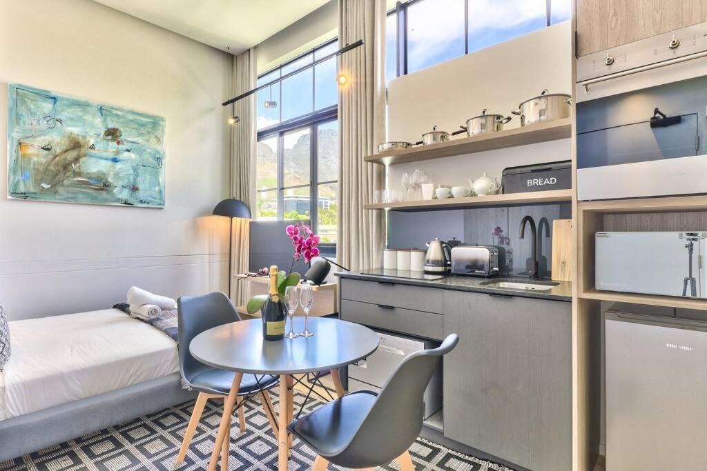 Modern, Sunfilled Urban At The Harri W/views Apartment