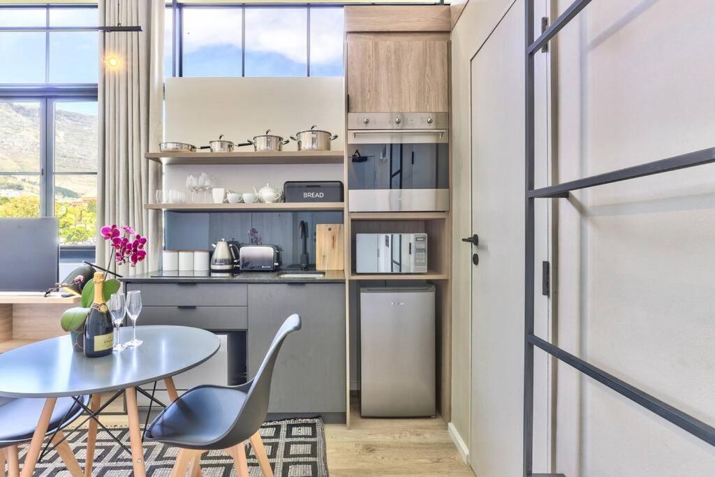 Modern, Sunfilled Urban At The Harri W/views Cape Town