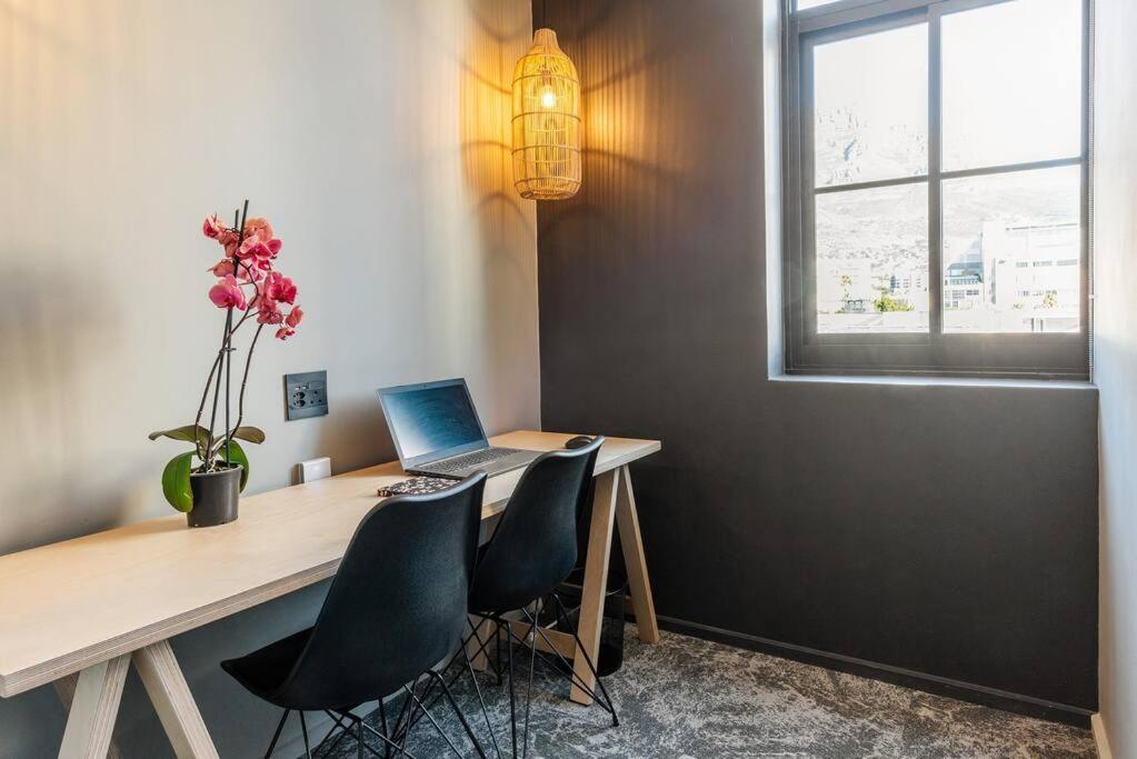 Modern, Sunfilled Urban At The Harri W/views Apartment