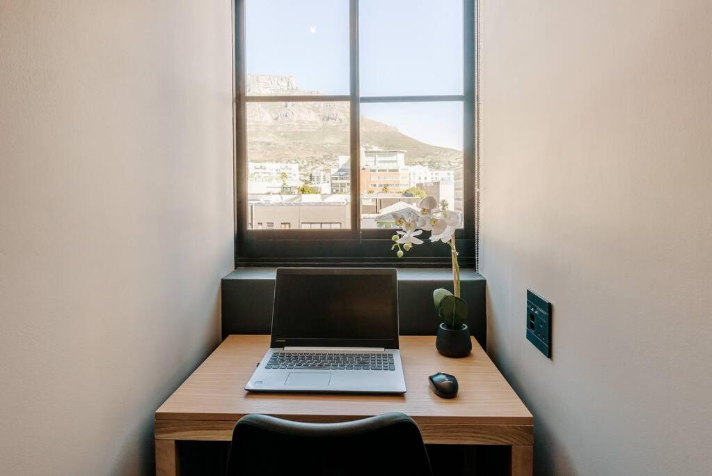 Modern, Sunfilled Urban At The Harri W/views Apartment