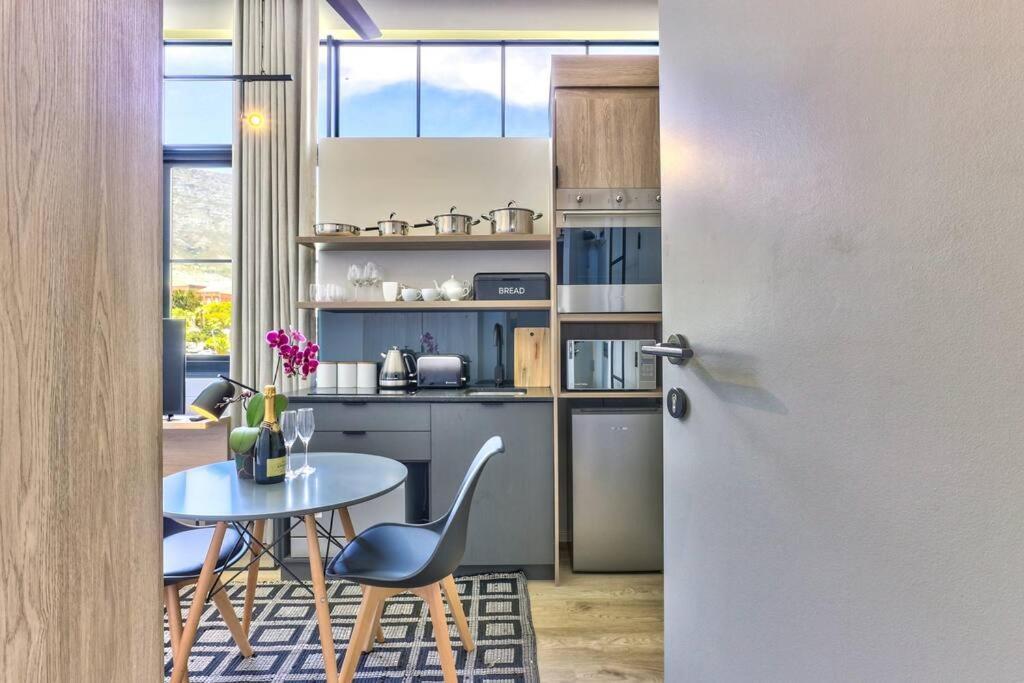 Modern, Sunfilled Urban At The Harri W/views * Cape Town